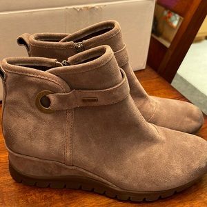 Womens Bionica size 10 suede booties